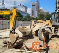 肏屄av网站高温下的坚守｜道路建设者用汗水铺就畅通路